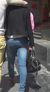 跟拍紧身蓝牛小妹