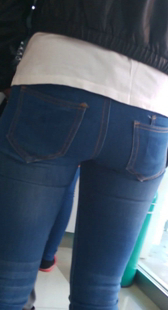 银行紧身牛仔小妹