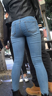 蓝色紧绷牛仔裤长腿性感饱满圆臀美眉