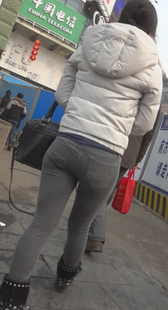 街拍灰牛大屁股小妹