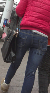 街拍宽臀黑牛少妇