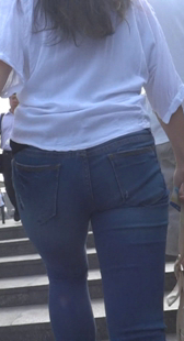 高跟牛仔少妇上楼梯