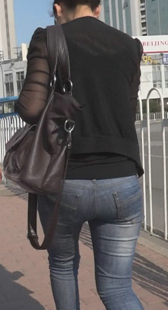 紧身黑牛包臀少妇