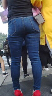 紧绷牛仔裤红色高跟洋气美女