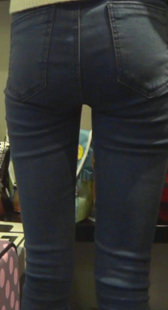 商场宽臀小少妇