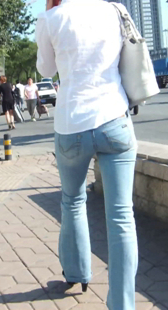 牛仔少妇走路变形