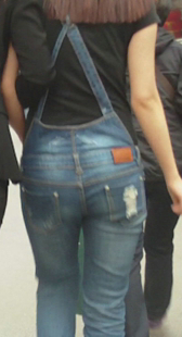 背带牛仔大屁股小妹