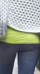 街拍紧身牛仔小妹