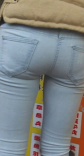 紧身灰牛宽臀少妇