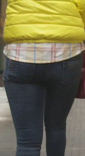 街拍紧身黑牛宽臀少妇