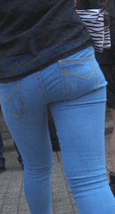 广场牛仔小少妇