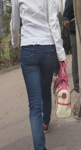 性感圆臀紧身小少妇