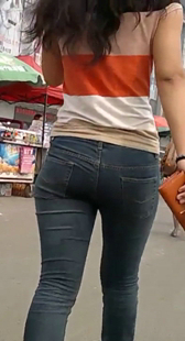 街拍细腰宽臀小妹