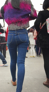 街拍细腰蓝牛宽臀少女