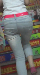 小妹身材超好上楼梯