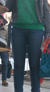 鞋店成熟牛仔少妇