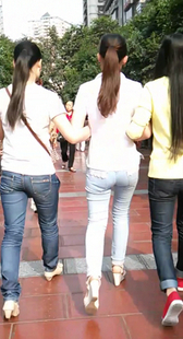 街拍三个牛仔少妇