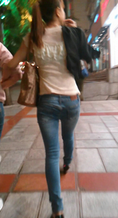 这个牛仔少妇有点瘦