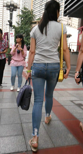 竖拍翘臀紧身少妇