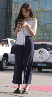 休闲宽松裤漂亮时尚长发美女