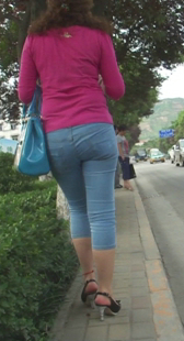 紧身牛仔翘臀高跟少妇