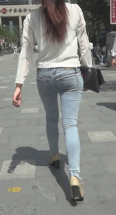 街拍灰牛高跟少妇好会扭