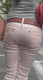 街拍粉牛细腰翘臀真性感