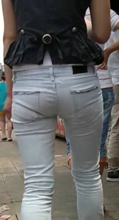 紧身白色牛仔少妇