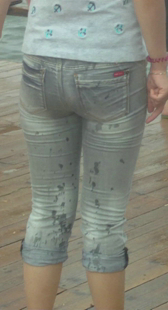 海边紧身灰牛小妹