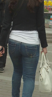 街拍蓝牛翘臀少妇好会扭