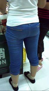 超市紧身蓝牛少妇