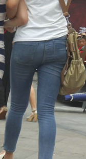 长腿紧身牛仔少妇