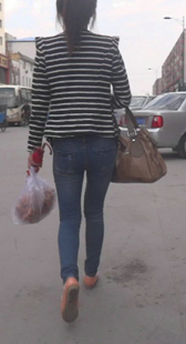 街拍紧身牛仔小妹有点瘦
