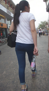 街拍紧身蓝牛包臀少妇
