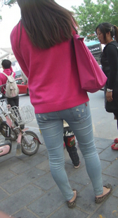 紧身灰牛小少妇