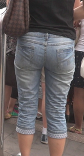 街拍牛仔小少妇等公车