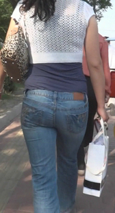 街拍两包臀小少妇