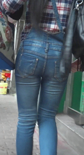 高挑牛仔包臀少妇