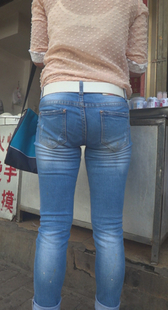 街拍宽臀牛仔少妇