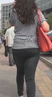 街拍紧身黑牛少妇