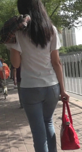 街拍牛仔小妹身材变形