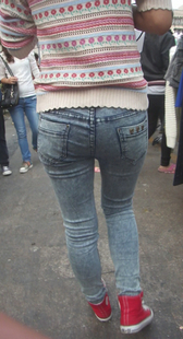 街拍紧身灰牛翘臀少妇