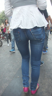 超紧牛仔少妇沟如此深