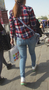街拍牛仔包臀少妇