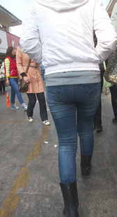 跟拍包臀牛仔少妇