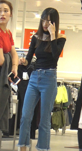 服装店牛仔长发少女