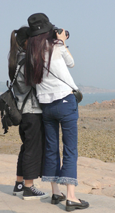 蓝色紧身牛仔裤气质美女