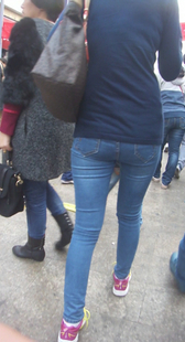 紧身牛仔宽臀妹