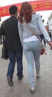 街拍紧身白牛少妇好会扭