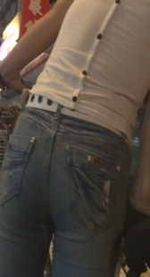 大屁股牛仔少妇车受罪